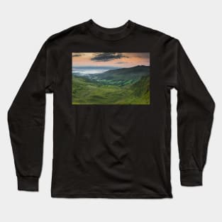 Glyn Tarell from Craig Cerrig-gleisiad with Pen y Fan and Corn Du, Brecon Beacons National Park, Wales Long Sleeve T-Shirt